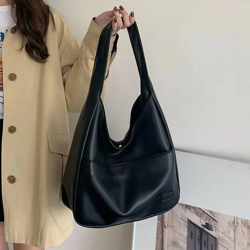 Vue détaillée du sac porté épaule femme en similicuir grainé. Maroquinerie chic et robuste.