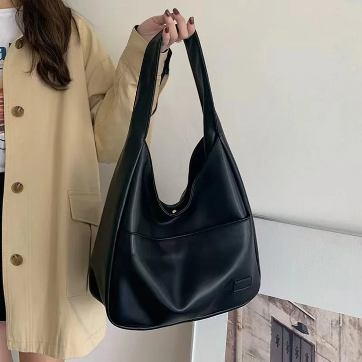 Vue détaillée du sac porté épaule femme en similicuir grainé. Maroquinerie chic et robuste.
