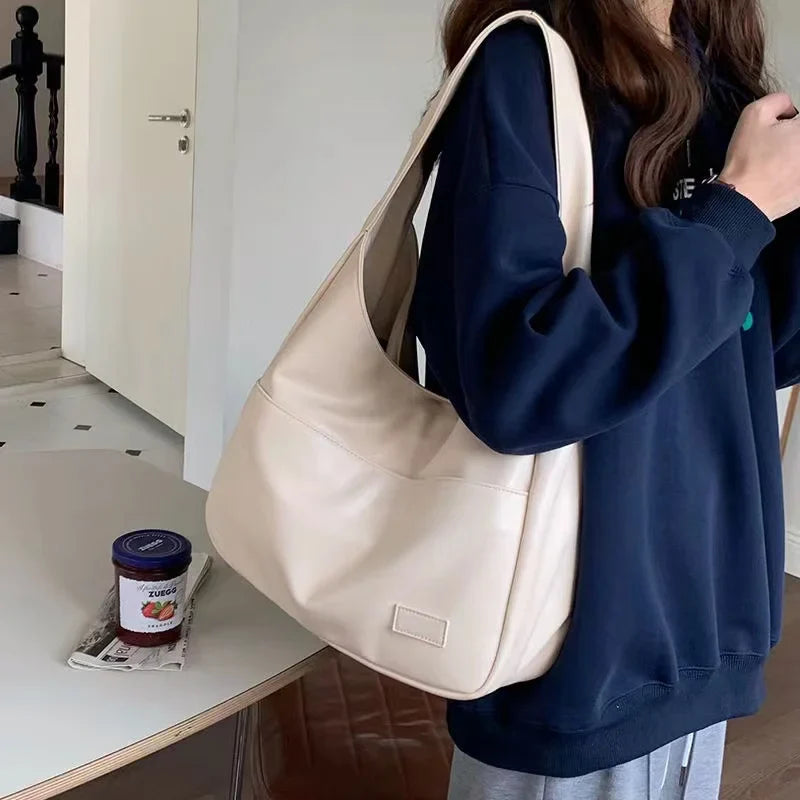 Sac femme chic et tendance, porté avec élégance. L'accessoire mode féminin parfait pour vos sorties.