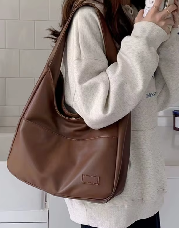 Intérieur spacieux du sac à main femme. Sac porté épaule pratique pour tous vos essentiels quotidiens.