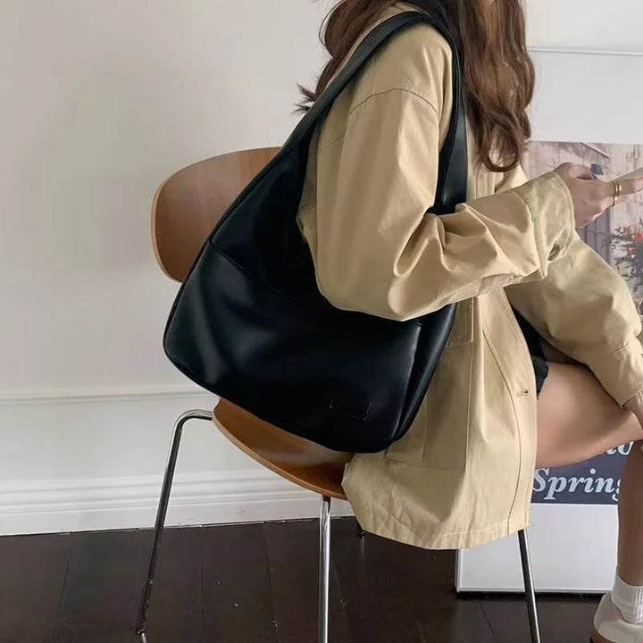 Sac femme polyvalent en similicuir, style intemporel. Idéal comme sac porté épaule pour toute occasion.