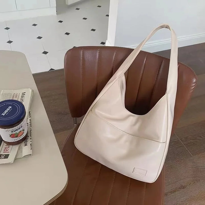 Sac à main femme élégant pour un look chic. Sac porté épaule pratique, un indispensable de la mode.