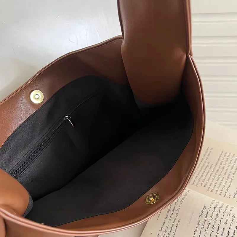 Sac femme similicuir élégant, porté épaule. Allie style et fonctionnalité pour la femme moderne et active.