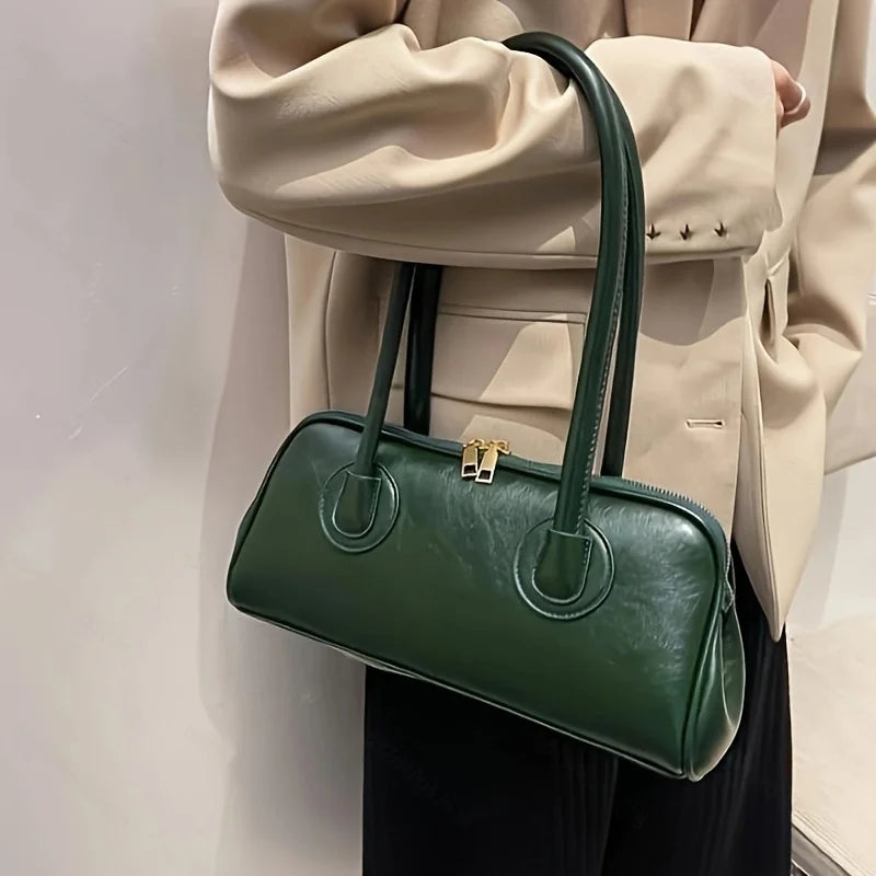 Sac noir élégant en similicuir, style contemporain, un indispensable pour toute garde-robe féminine.