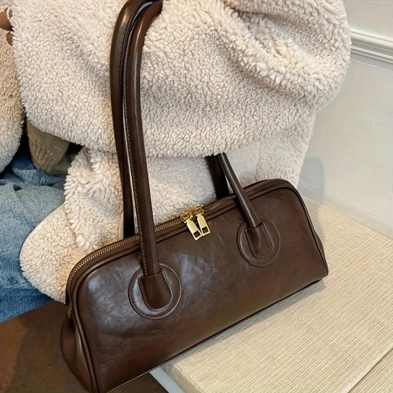 Sac porté épaule rectangulaire noir et intemporel pour femmes, accessoire de mode polyvalent.