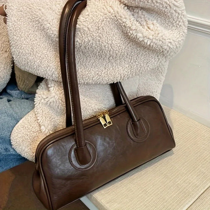 Sac porté épaule rectangulaire noir et intemporel pour femmes, accessoire de mode polyvalent.