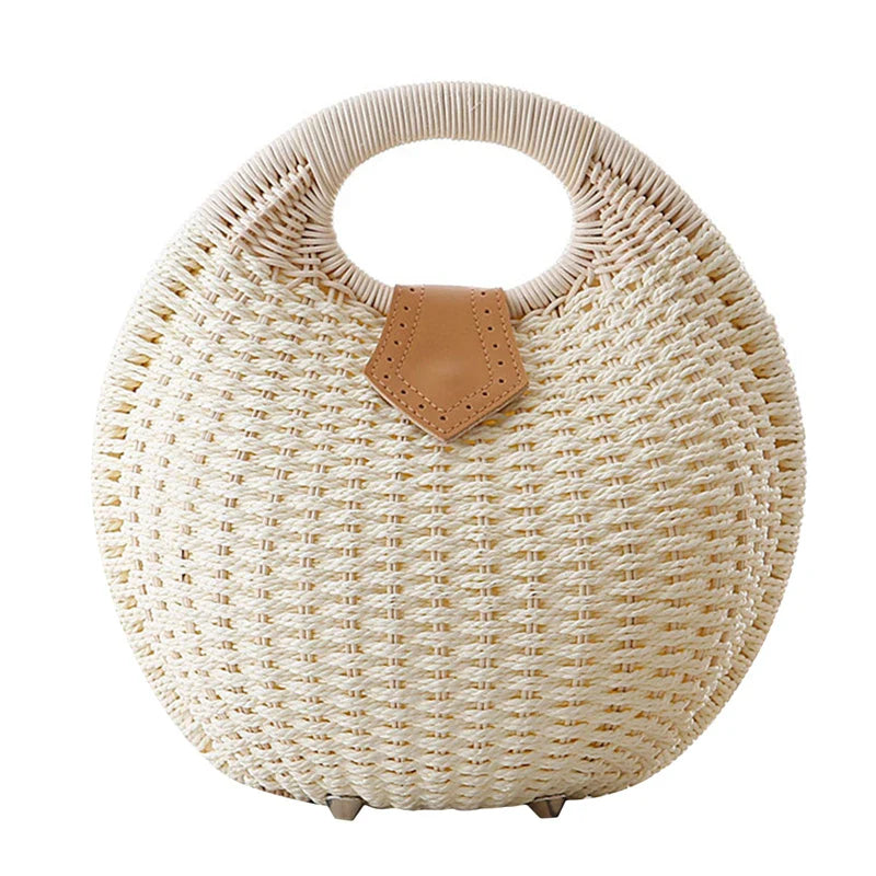 Sac de plage rond en paille tressée, style bandoulière, pour un look estival tendance.