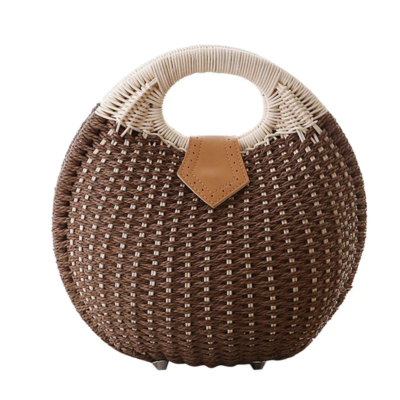 Sac femme en paille naturelle, forme circulaire, avec détails raffinés pour l'été.