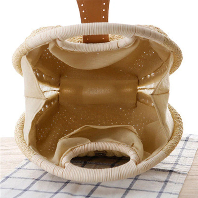 Sac bandoulière rond en paille, conçu pour la mode femme, un essentiel estival élégant.