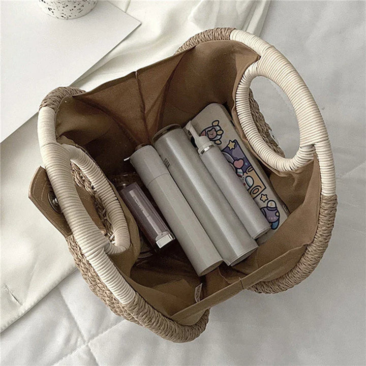Sac en paille tressée rond, léger et stylé, accessoire parfait pour les journées d'été.
