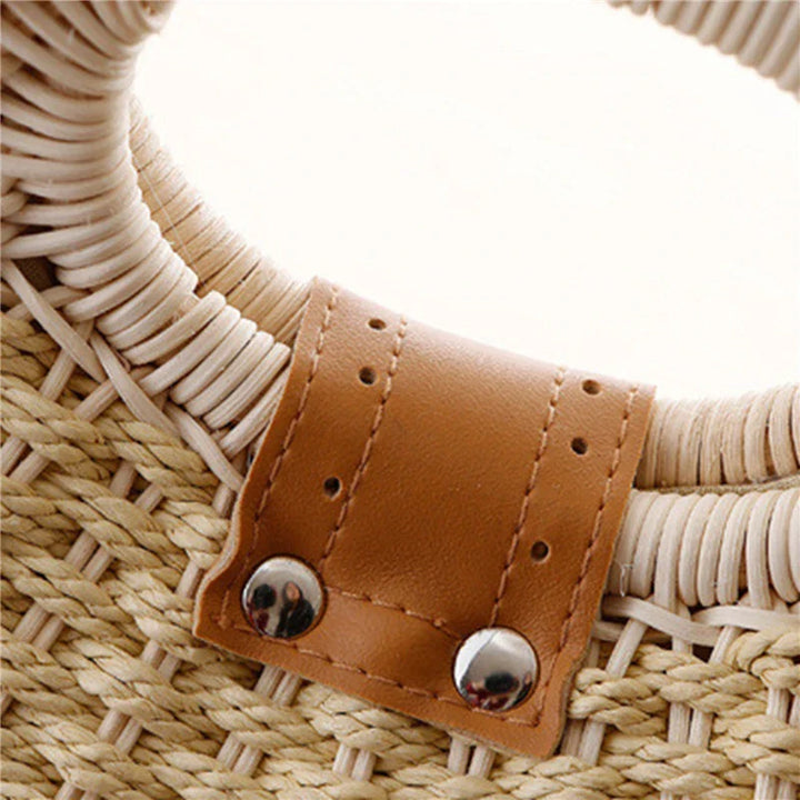 Sac rond femme en rotin, un sac à main polyvalent et tendance pour les tenues d'été.