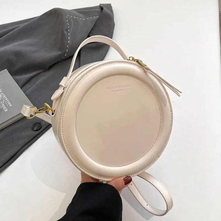 Vue d'ensemble sac rond femme, bandoulière confortable, cuir synthétique, sac mode indispensable