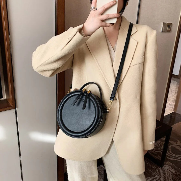 Sac rond bandoulière femme, motif texturé, cuir synthétique bleu marine, parfait pour soirée