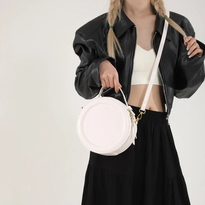 Détail du sac rond femme, boucle dorée, bandoulière fine, cuir synthétique de qualité