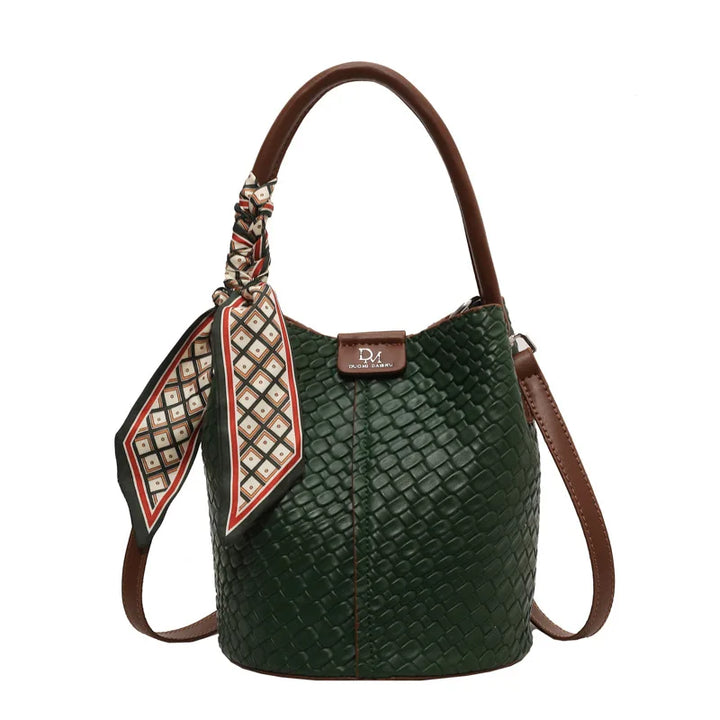 Sac seau femme élégant en cuir vegan tressé vert, mode printemps/été, accessoire chic décontracté.