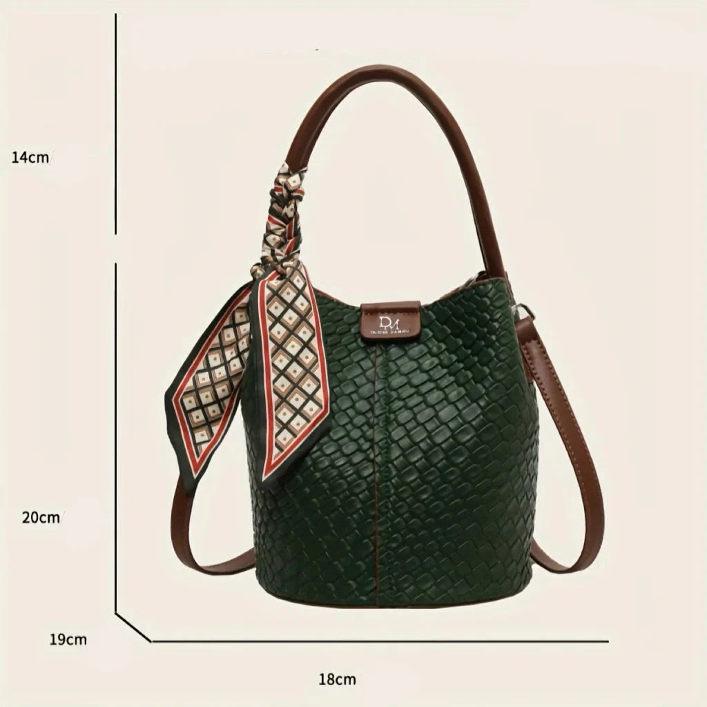 Vue de côté du sac seau femme en cuir vegan tressé, montrant sa forme unique et son volume.