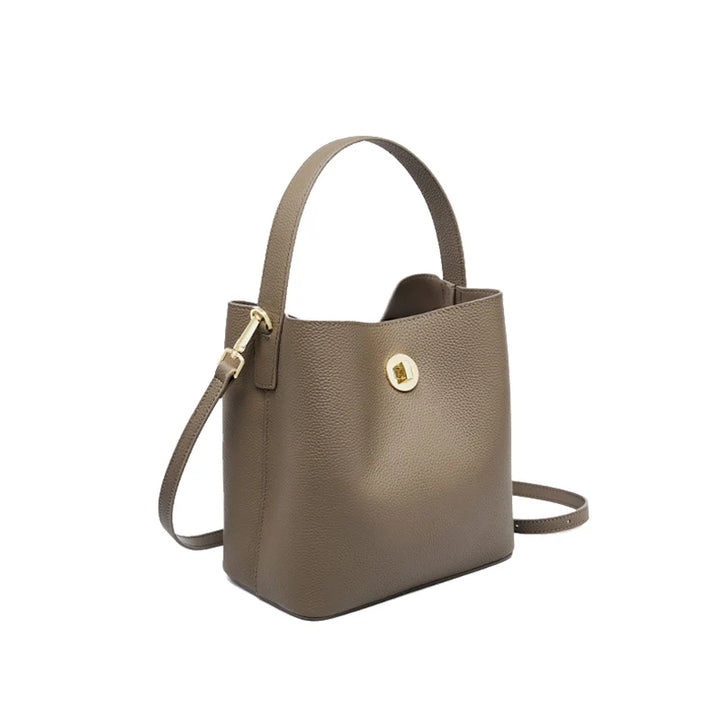 Sac seau chic en cuir pour femme, un accessoire mode indispensable. Sac à bandoulière en cuir grainé.