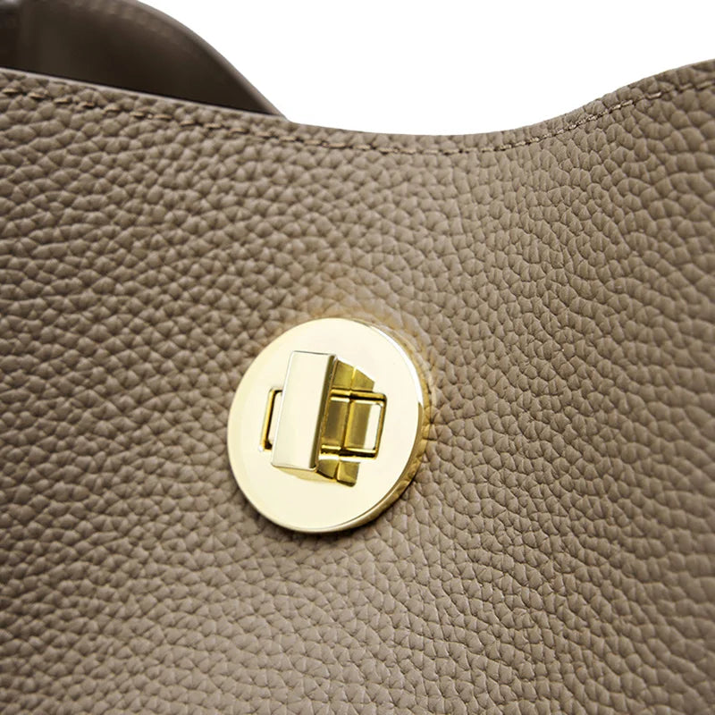 Sac seau élégant en cuir pour femme, disponible en beige et noir. Maroquinerie chic et pratique.