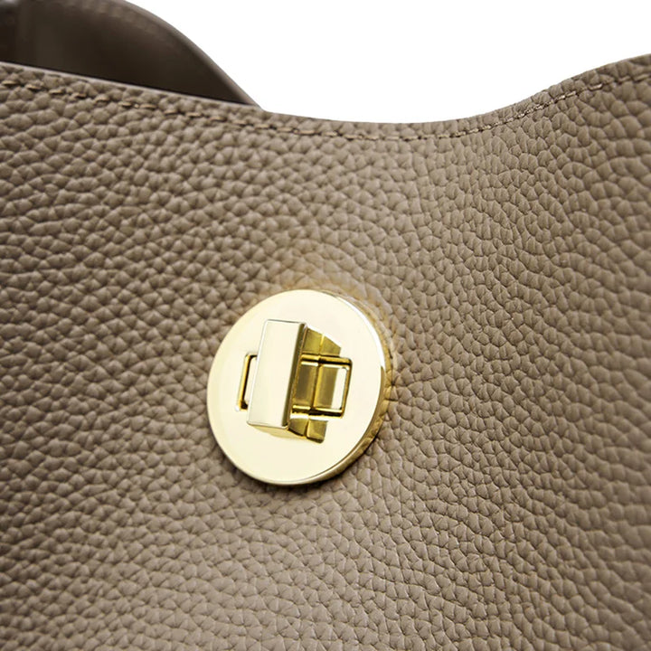 Sac seau élégant en cuir pour femme, disponible en beige et noir. Maroquinerie chic et pratique.