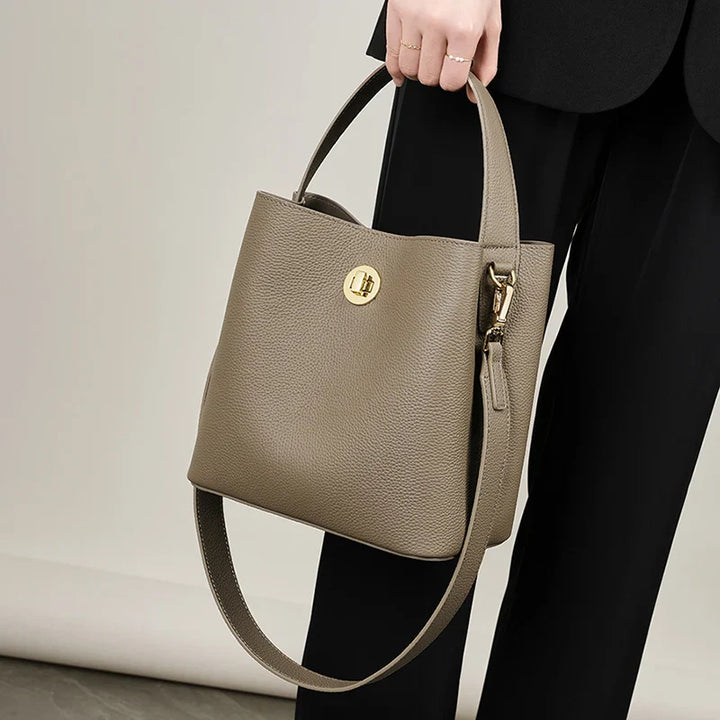 Sac à main seau en cuir pour femme, coloris noir. Idéal pour un style chic et moderne au quotidien.