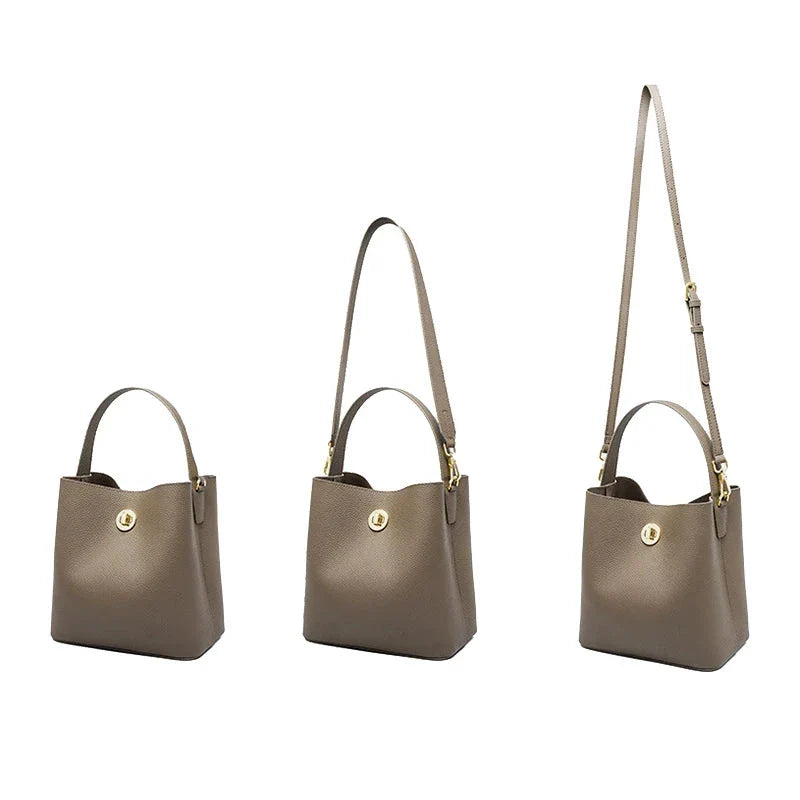 Sac seau en cuir porté épaule pour femme, un accessoire chic et polyvalent. Maroquinerie tendance.