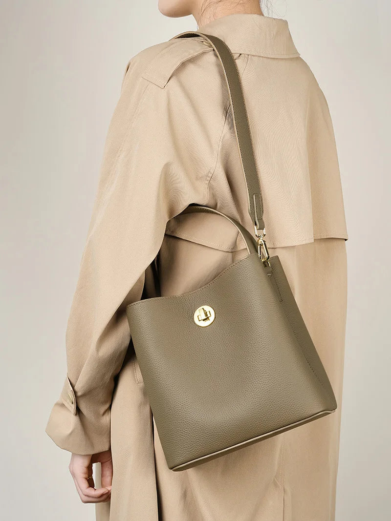 Sac seau femme en cuir grainé, design épuré et intemporel. Un classique de la maroquinerie élégante.