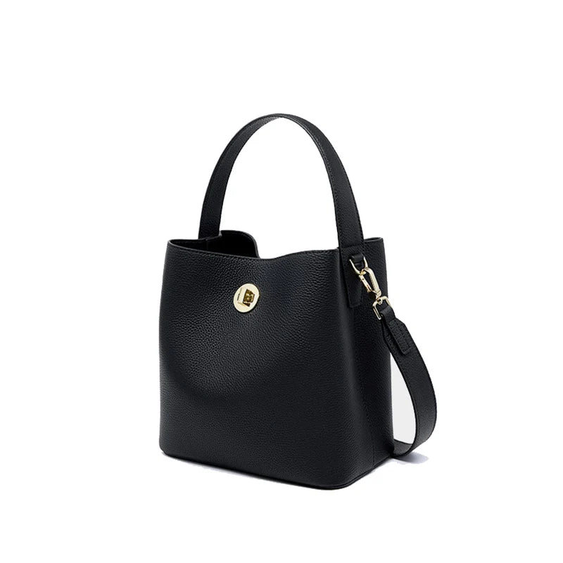 Sac à main seau en cuir beige, élégant et idéal pour le quotidien ou les soirées. Accessoire femme polyvalent.