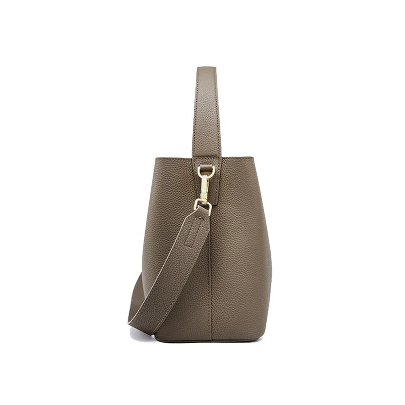Vue détaillée du sac seau en cuir noir, avec sa base renforcée et ses finitions soignées en métal.