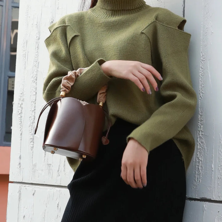 Sac à main seau chic en cuir vachette noir, design moderne. Accessoire polyvalent pour femme.