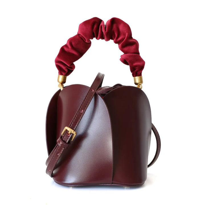 Sac seau femme en cuir vachette pleine fleur, texture douce. Idéal comme accessoire de mode intemporel.