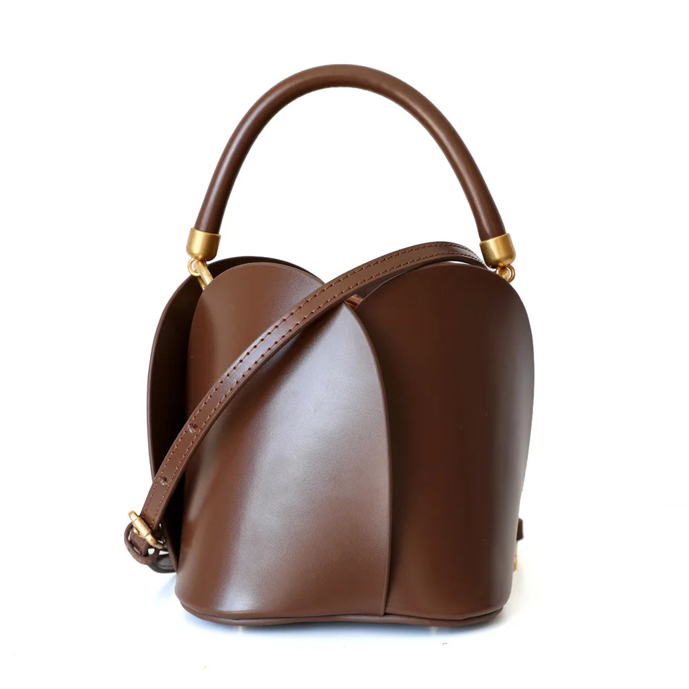 Sac seau polyvalent en cuir vachette beige, porté épaule ou croisé. Accessoire femme pratique et stylé.