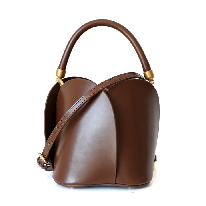 Sac seau polyvalent en cuir vachette beige, porté épaule ou croisé. Accessoire femme pratique et stylé.