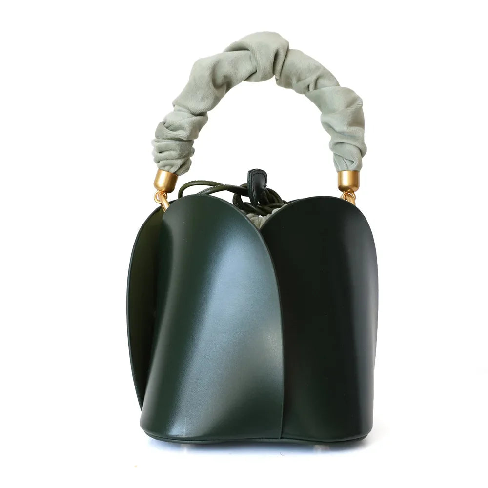 Intérieur spacieux du sac seau en cuir vachette, avec poches de rangement. Organisation facile.