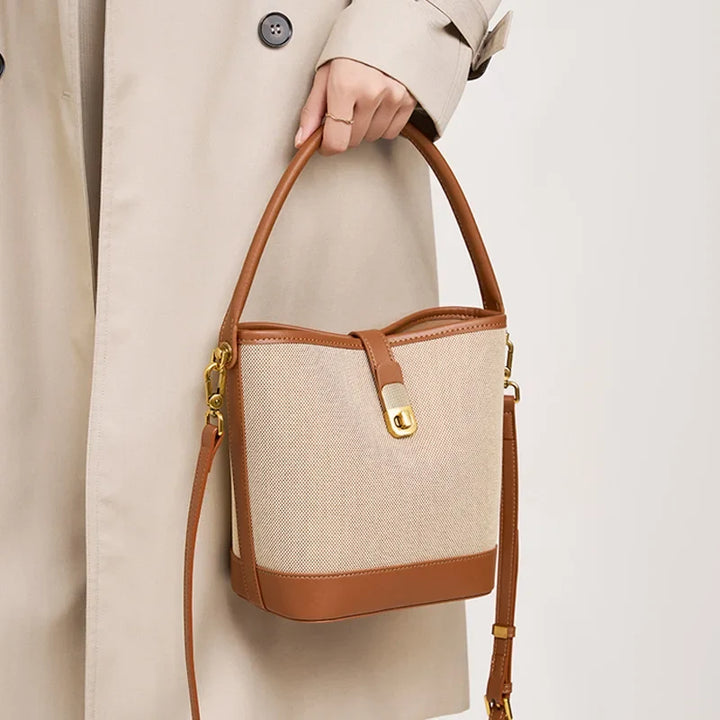 Sac à main seau marron sophistiqué avec bandoulière, en cuir synthétique pour un style moderne.