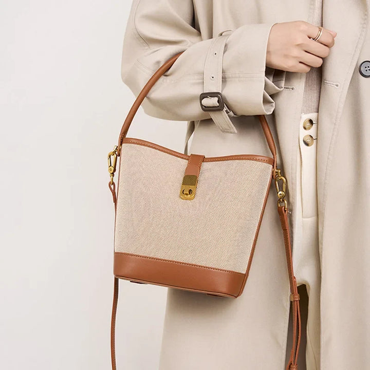 Accessoire chic: sac seau femme élégant en cuir synthétique, avec détails discrets, très polyvalent.