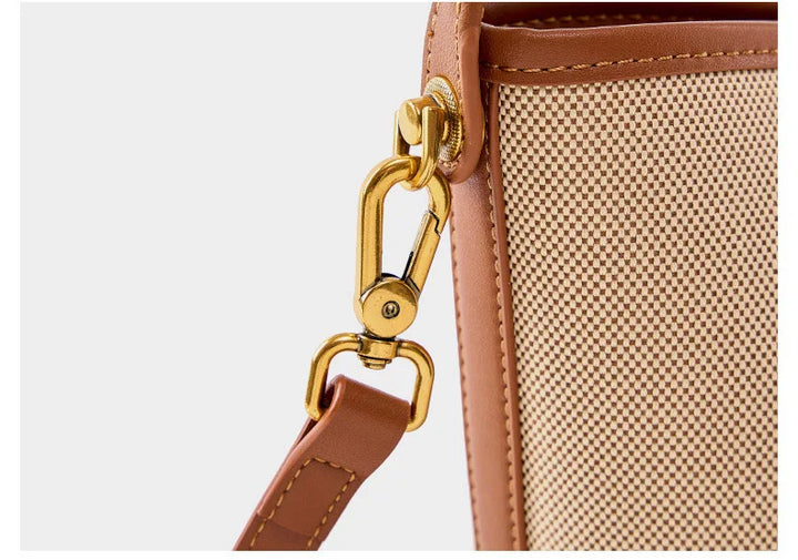 Sac seau femme élégant en cuir synthétique et canvas, parfait comme accessoire de mode polyvalent.