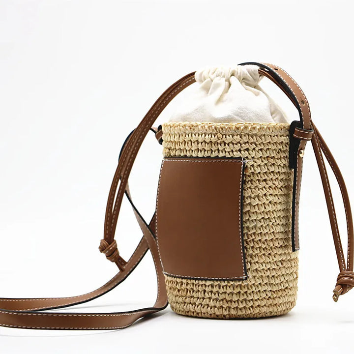 Sac seau paille beige pour femmes, style chic avec bandoulière, idéal été.