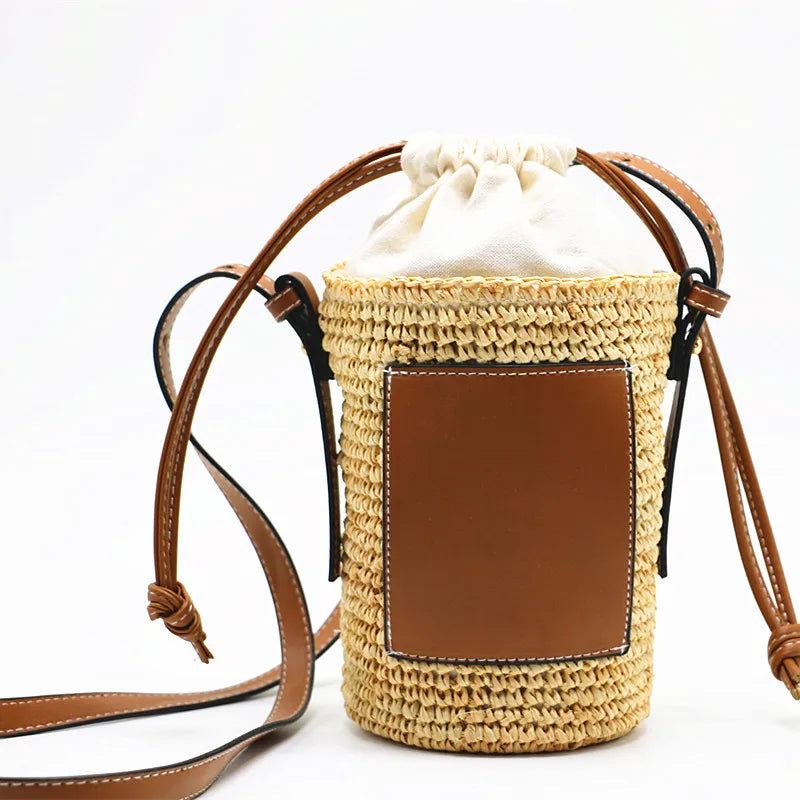 Sac à bandoulière en raphia beige pour femme, design seau d'été glamour.