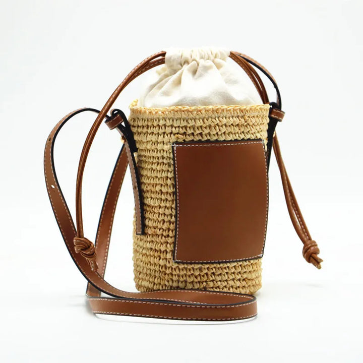 Accessoire mode: sac seau en paille beige pour femmes, bandoulière pour l'été.