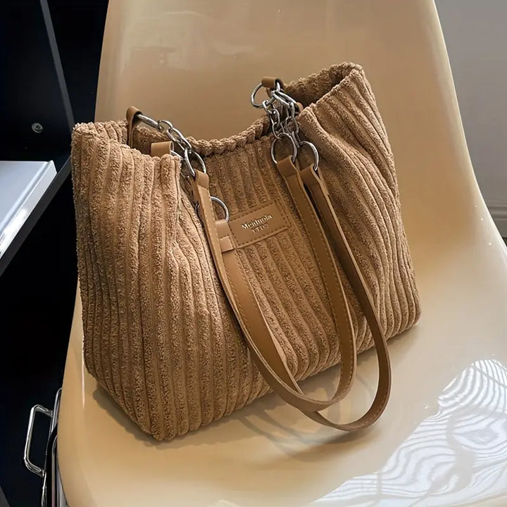 Sac femme noir en velours côtelé, style shopper élégant et grande capacité pour un usage quotidien.