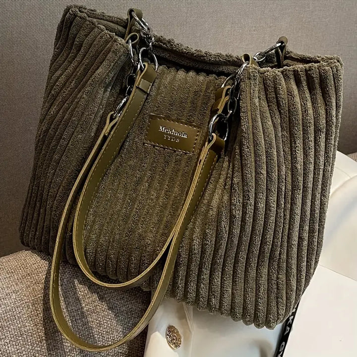 Sac shopper marron en velours côtelé, sac à main femme grande capacité, un accessoire mode essentiel.
