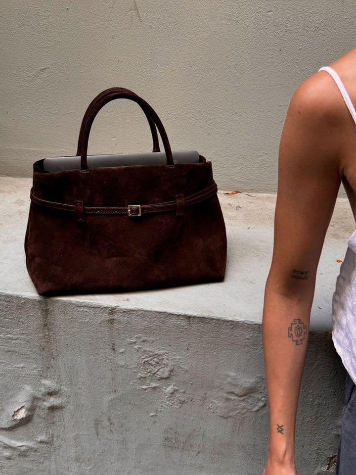"Sac Victoire élégance végan en daim abricot, dimensions 38x16x25 cm, look raffiné pour femmes, luxe et fonctionnalité"