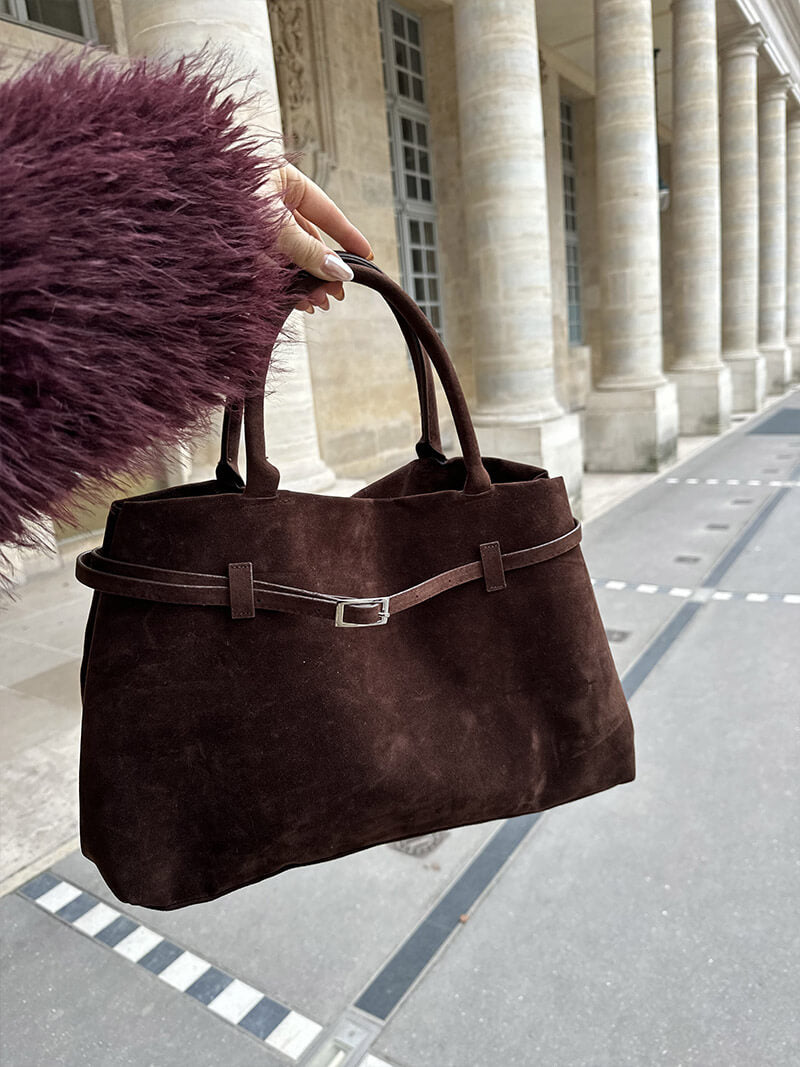 "Sac Victoire élégance végan en daim abricot, dimensions 38x16x25 cm, look raffiné pour femmes, luxe et fonctionnalité"