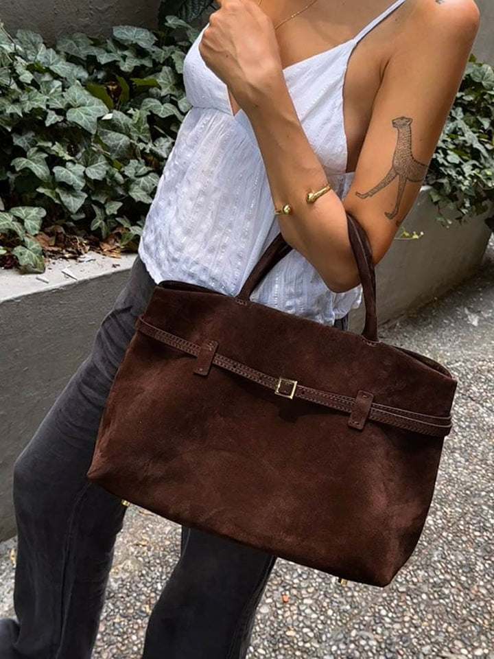 "Sac Victoire élégance végan en daim abricot, dimensions 38x16x25 cm, look raffiné pour femmes, luxe et fonctionnalité"