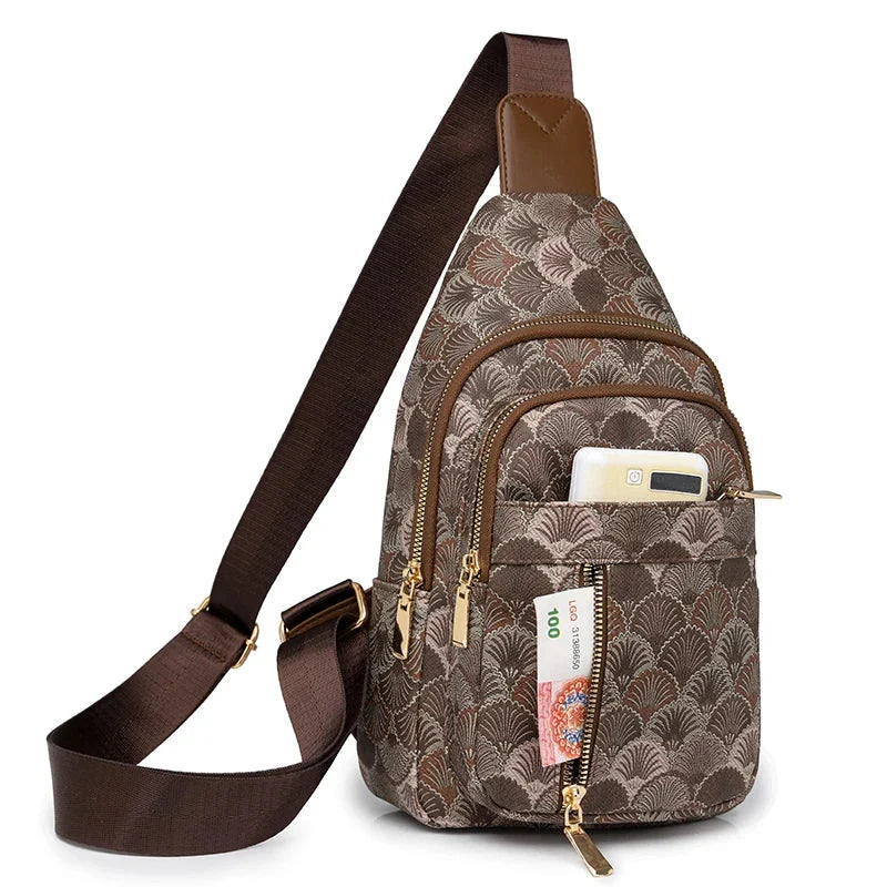 Gros plan d'une sacoche banane femme en cuir PU avec détails coutures, chic et pratique