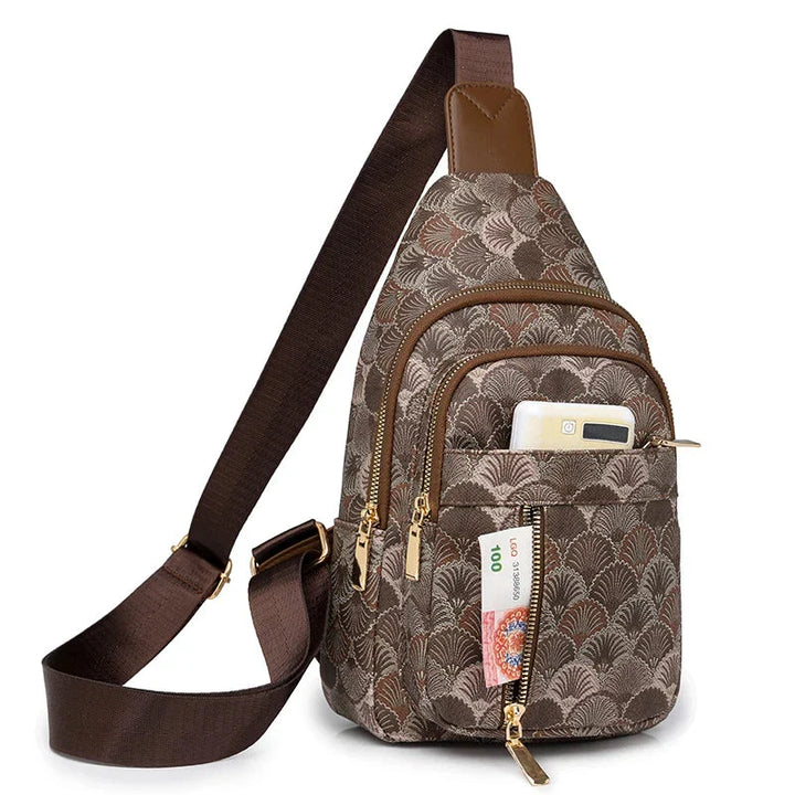 Gros plan d'une sacoche banane femme en cuir PU avec détails coutures, chic et pratique