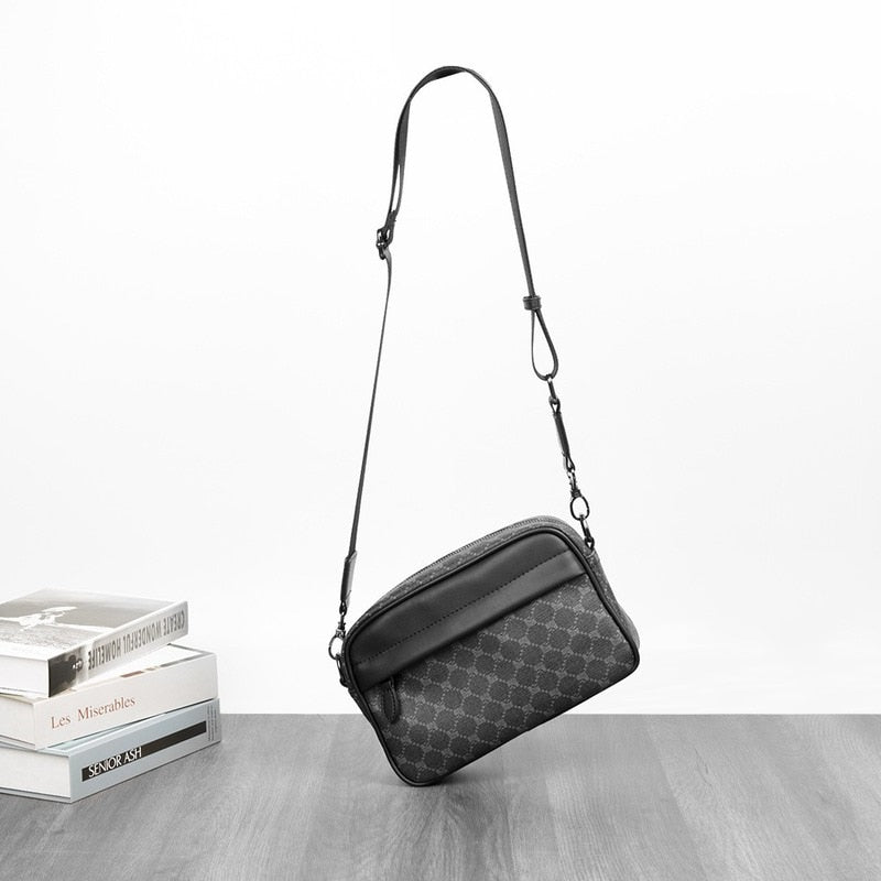 Sacoche bandoulière homme design, motif damier. Accessoire mode urbain, pratique et sécurisé pour voyage stylé.