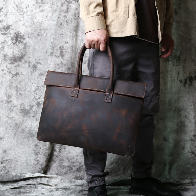 Détail du cuir marron de la sacoche homme, texture élégante et finitions soignées