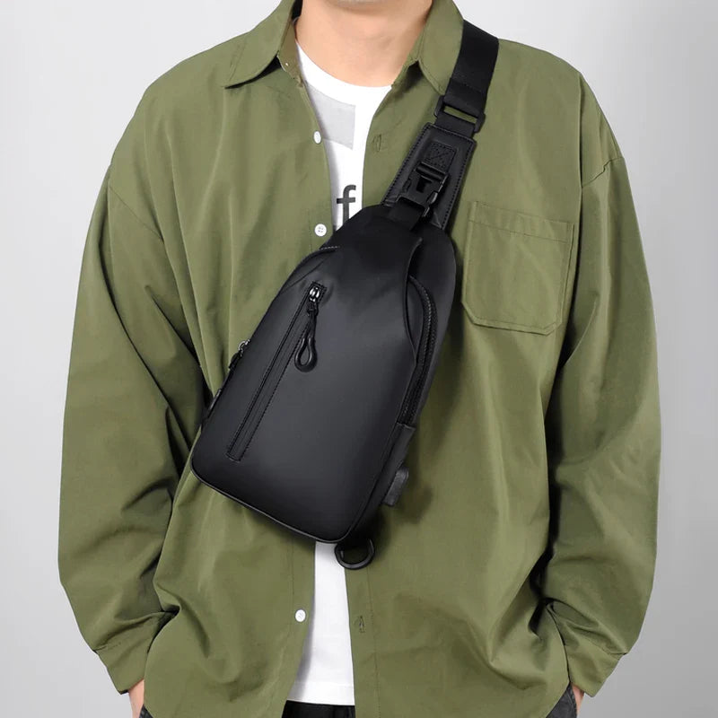 Sac bandoulière homme déperlant, design épuré, parfait pour transporter l'essentiel en ville avec style.
