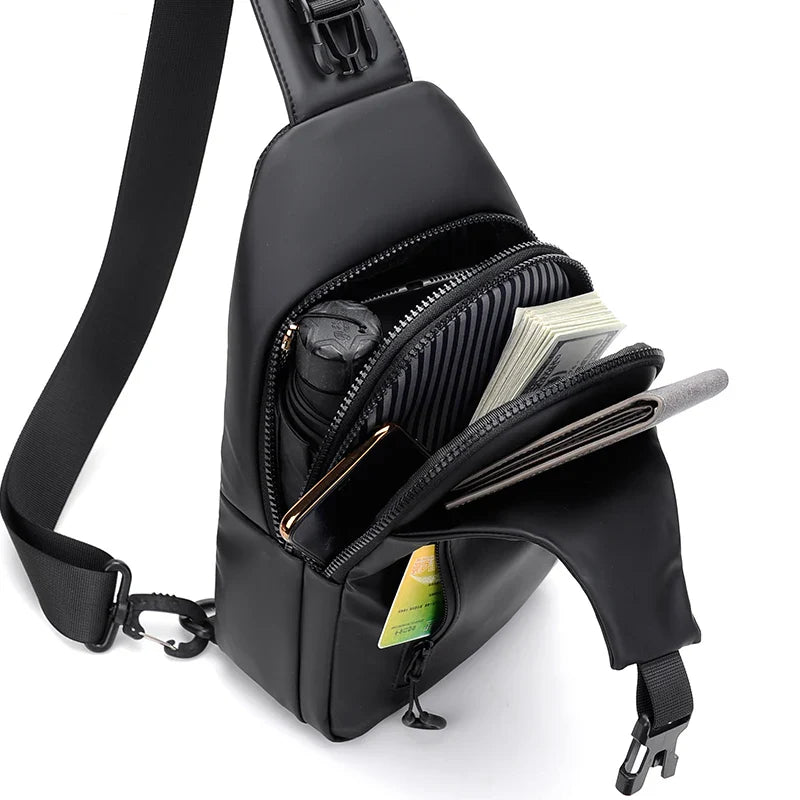 Sac à bandoulière compact pour homme, résistant à l'eau, accessoire pratique et tendance pour le quotidien.